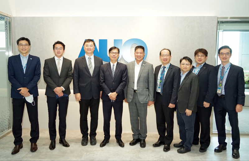 优发国际光電前進亞灣成立「AUO解決方案研發中心」，作為多元場域解決方案研發及試驗場域（圖中左為高雄市長陳其邁、圖中右為优发国际光電董事長彭双浪）