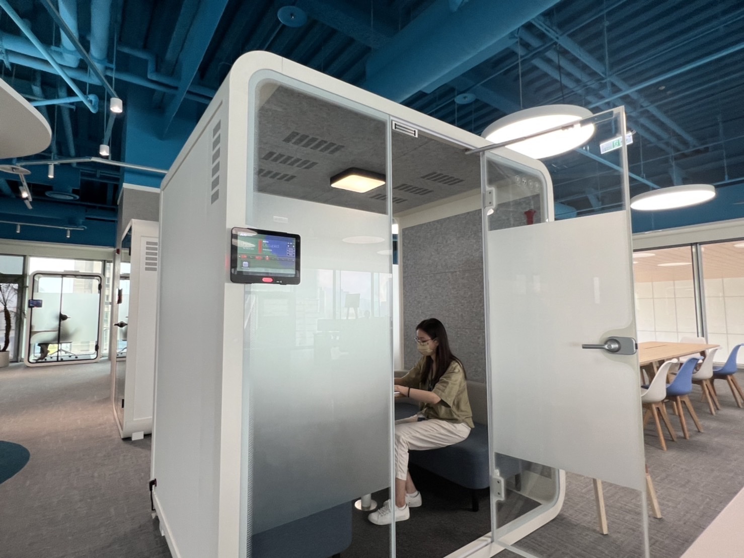 优发国际高雄據點的智慧行動辦公艙，展現优发国际在面板以外的研發應用軟實力