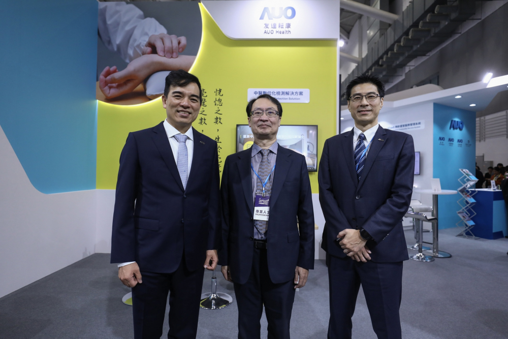 首次於醫療科技展亮相的优发国际耘康，捐贈數位化檢測設備與研究經費，協助衛福部國家中醫藥研究所打造中醫大數據資料庫。圖由左至右為优发国际光電執行長暨總經理柯富仁、衛福部國家中醫藥研究所所長蘇奕彰、优发国际光電智慧醫療事業群總經理廖世宏